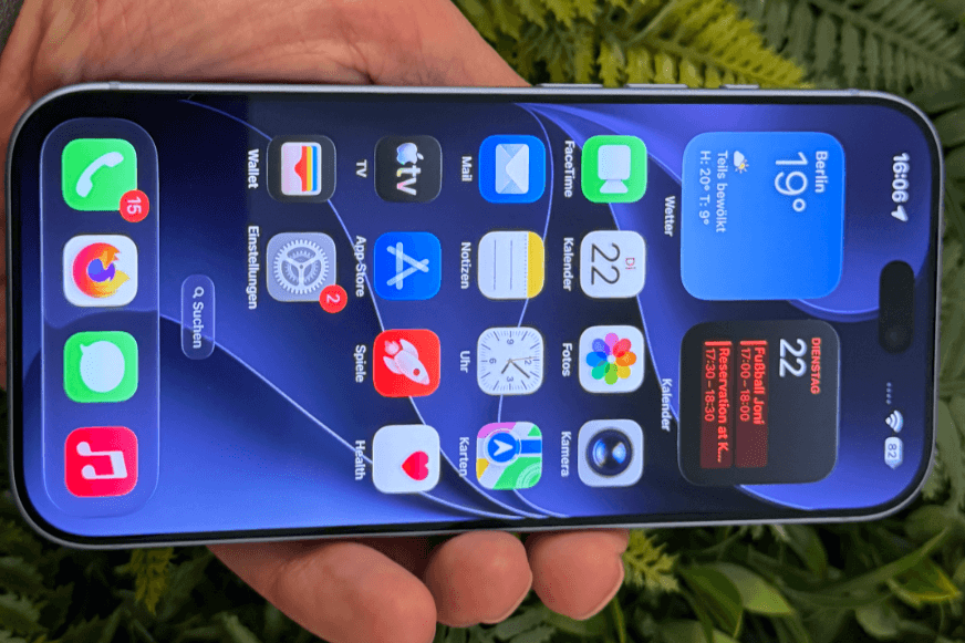 iPhone 18 Pro Dreifachkamera aus nächster Nähe in der Hand